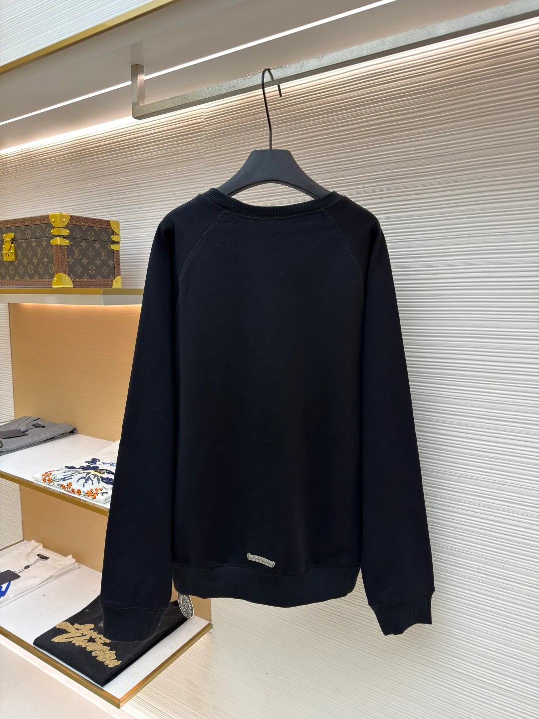 Chrome Hearts cross embroidery sweatshirt ●Original version: 12,000 purchased and developed ●Item number: 1681740-A75 ●Fabric: Korean cotton and linen sweatshirt fabric ●Technology: embroidery production ●Color: black ●Version: fitted version ●Weight: about 690 grams ●Size: S-M-L-XL ●Description: This Crouch sweetheart sweatshirt is made of 32-count double-ply combed cotton blend fabric, which has been pre-shrunk and feels soft and waxy and not easy to pill. The neckline is made of three-needle rib stitching + inner lining to enhance wearability; the sleeve shoulders are made of raglan overlocking technology, allowing movement without any sense of restriction. The front pattern is presented with three-dimensional silver thread embroidery: the letters are "arc-shaped misaligned embroidery", and the superposition of the cross is "raw edge distressed". The embroidery thread tension is even, and the stitch density reaches 18 stitches per square centimeter, restoring the brand's iconic retro texture. The cuffs and hem are ribbed with the same material, and the inner seam stitching is arranged at an equal distance of 0.3cm. The details reflect high-end ready-to-wear standards. The overall wiring is straight and delicate, the fabric is comfortable and soft, and the color is consistent without color difference. It can be matched with the same style to create a fashionable look and control various occasions. Customized accessories, complete with three standards, same style for men and women!